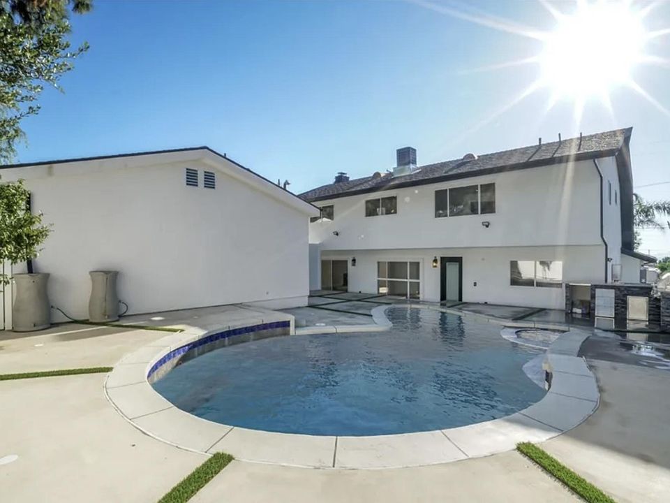 1st image of 11044 Whitegate Ave