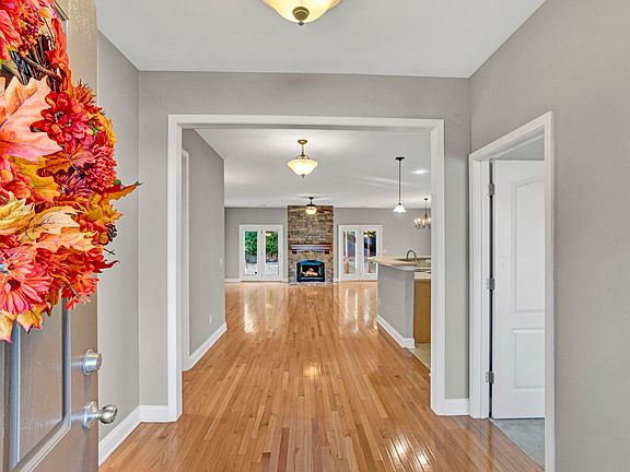 5th image of 204 Lord Byron Ln
