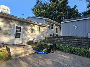 212 9th St, Silvis, IL 61282