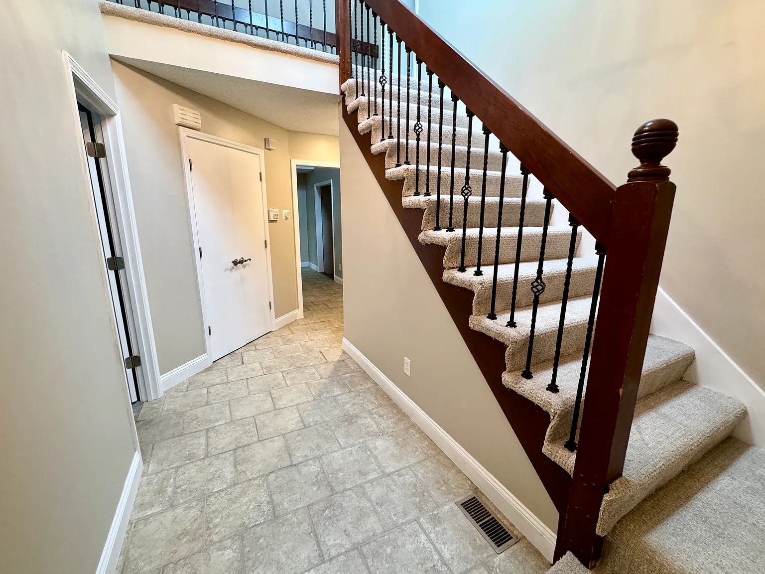 4 bed, 2325 sqft, $2,495 — Photo 3