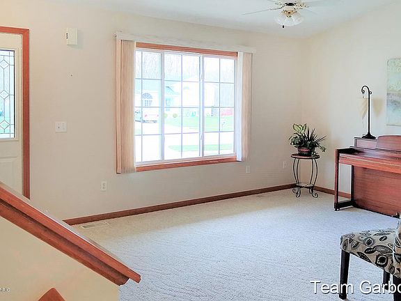 5th image of 718 Sunbrook Dr SE