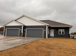 1353 Scenic Pointe Ct, Hartford, WI 53027