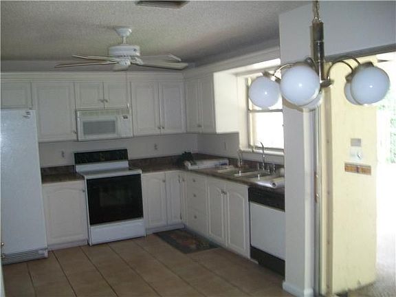 3rd image of 2801 SW 13th Ct