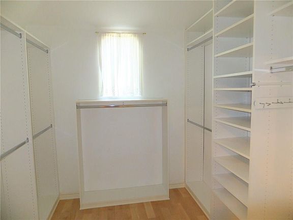 4th image of 6137 Park Meadow Ln