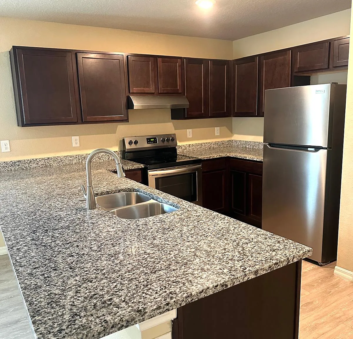 2 bed, 1005 sqft, $1,350 — Photo 2