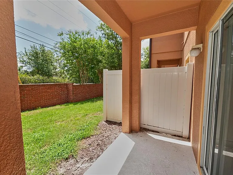 2730 Retreat View Cir — Photo 23