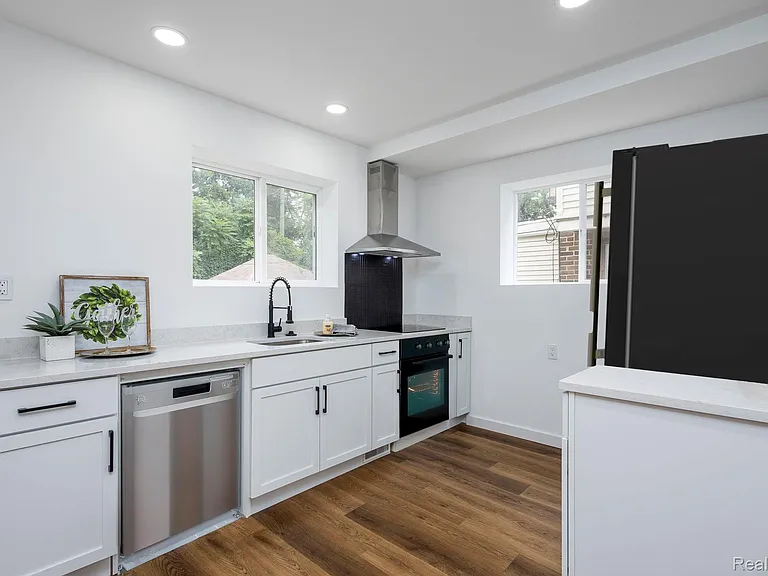 2744 Lawrence St — Photo 13