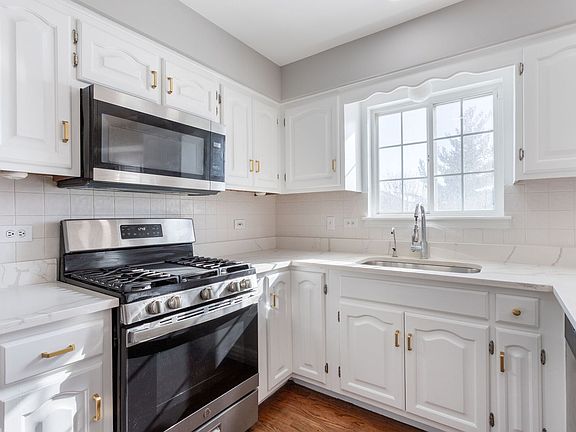3rd image of 923 Ontario Dr