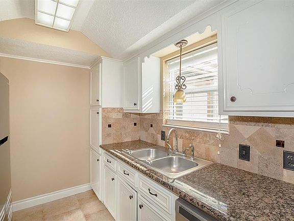 5th image of 431 Sunset Dr APT 2