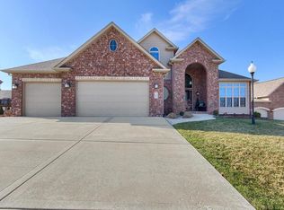 123 Walden Dr, Glen Carbon, IL 62034