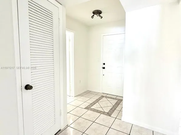 1201 NE 191st St #G212, Miami, FL 33179