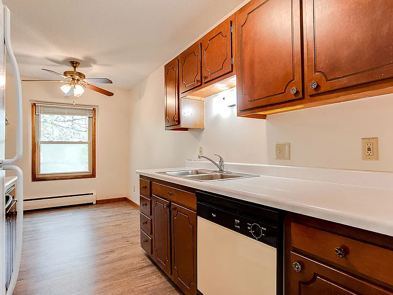 Cambridge Court Apartments — Photo 10
