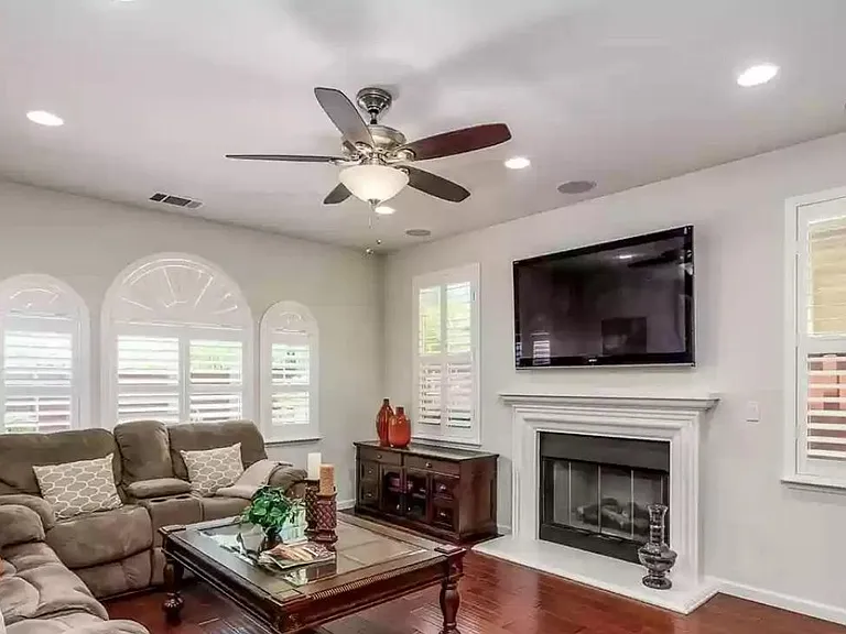 2077 Arlington Way — Photo 5