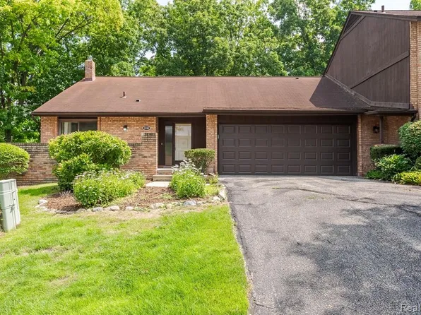 2185 Rhine Rd, West Bloomfield, MI 48323