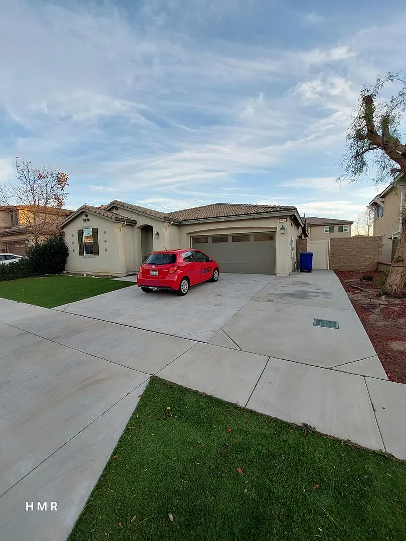 Beautiful 3 bedroom 2 bath single story home — Photo 2