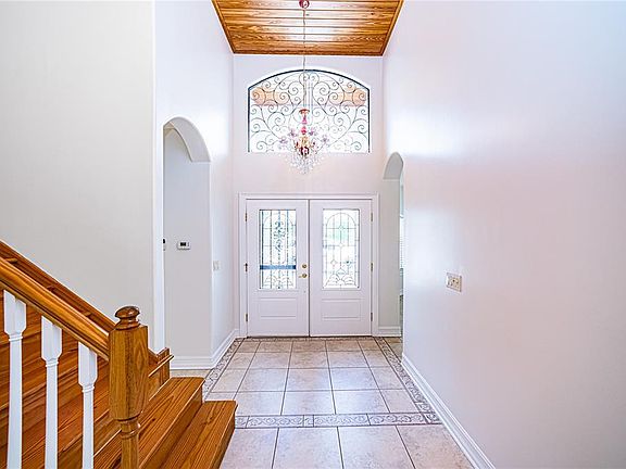 5th image of 601 Queens Mirror Cir