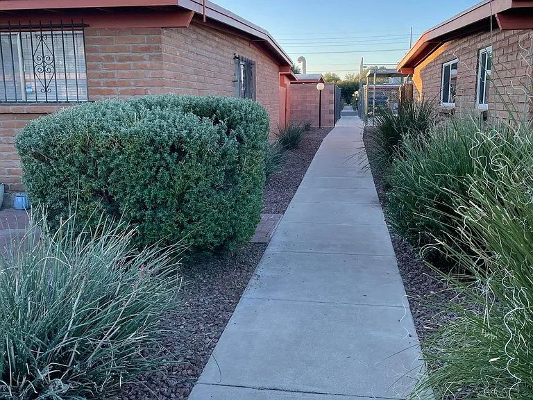 3322 E Farr Pl — Photo 2