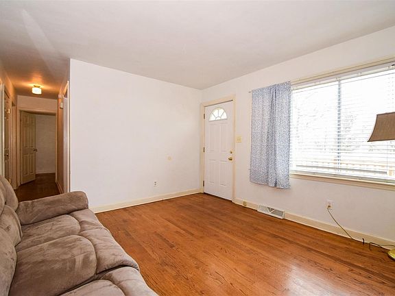 2nd image of 1515 Gladstone Ave SE