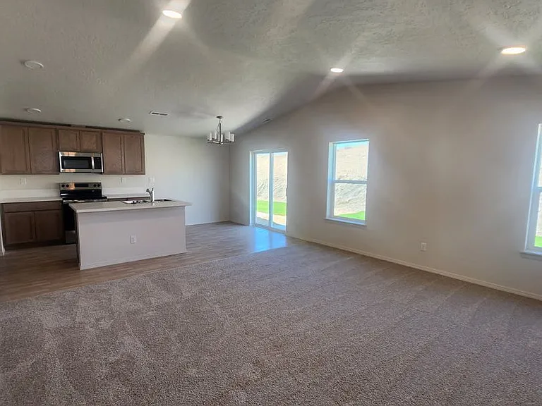 922 SE Starview Ave — Photo 3