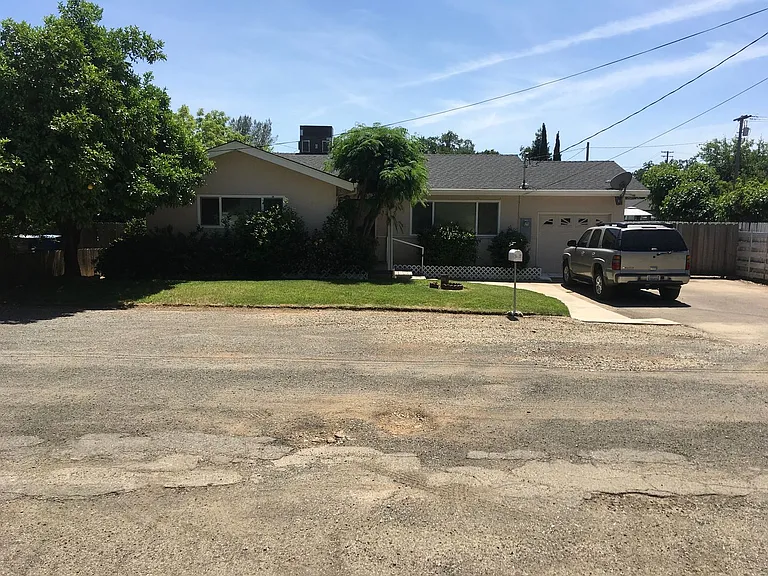 1607 Oakdale Ct — Photo 2