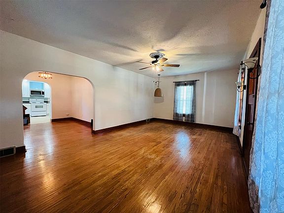 4th image of 129 W South St