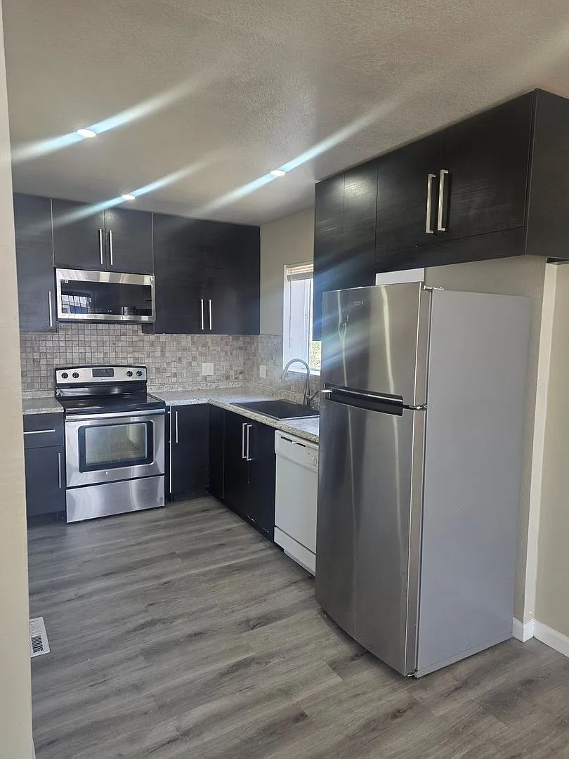 Charming 2BR Duplex in Aurora — Photo 4