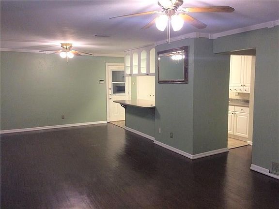 4th image of 2111 Willow Ln