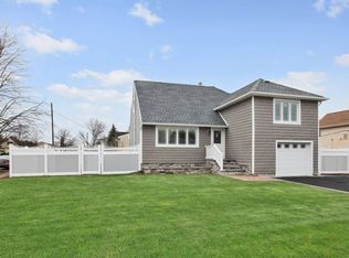 2780 Colonial Ave, Merrick, NY 11566