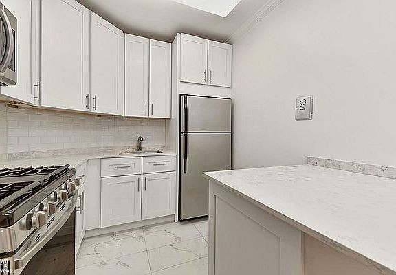 4th image of 300 E 40th St APT 3L