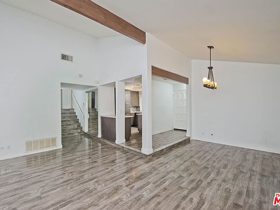 2nd image of 5800 Owensmouth Ave APT 25