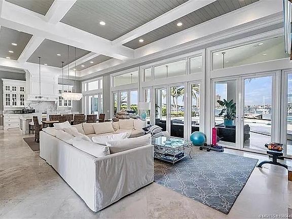 3rd image of 2941 Lake Dr