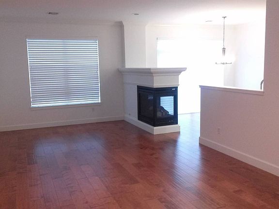 3rd image of 900 SE Creekside Dr