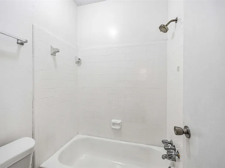 9410 Stonehouse Ln — Photo 18