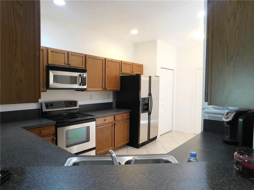 3 bed, 2.5 bath, 1954 sqft, $3,300 — Photo 4