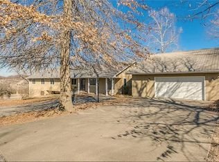 102 11th Ave SE, Gravette, AR 72736
