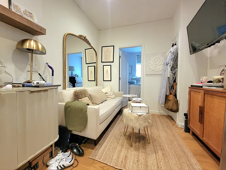 124 E 4th St #2 — Photo 1