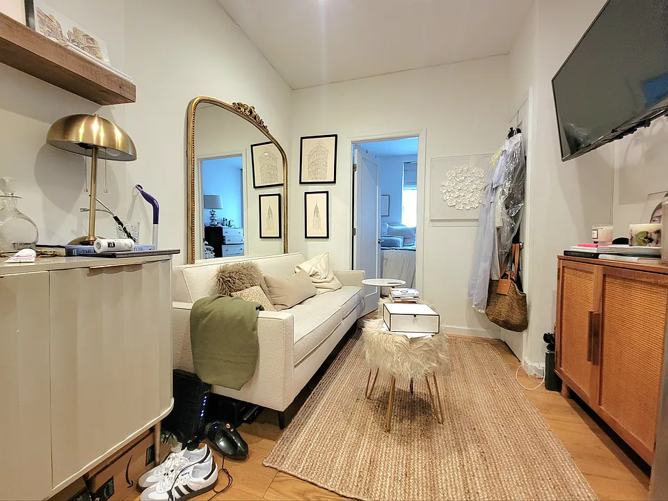 124 E 4th St #2