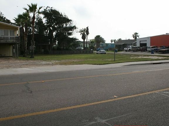 3rd image of 522 W Avenue G