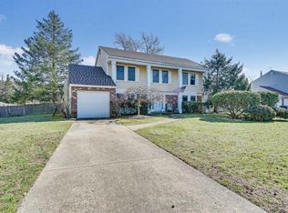 12 Oak Glen Rd, Toms River, NJ 08753