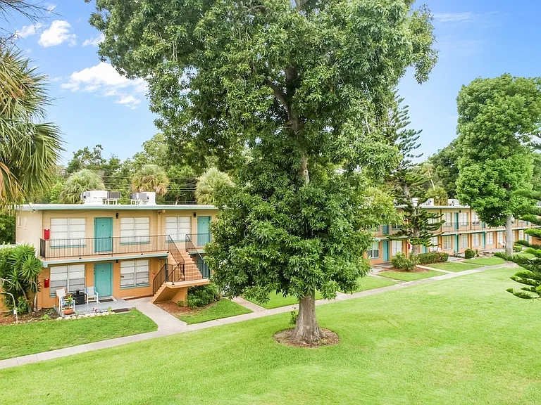 Park Apartments — Photo 5