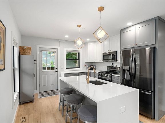 2nd image of 1069 Washington St #2