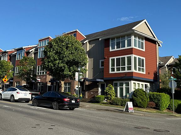2nd image of 2405 NE Park Dr