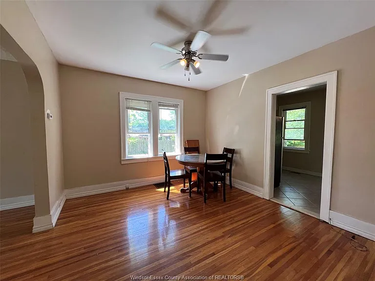 2423 Princess Ave — Photo 11