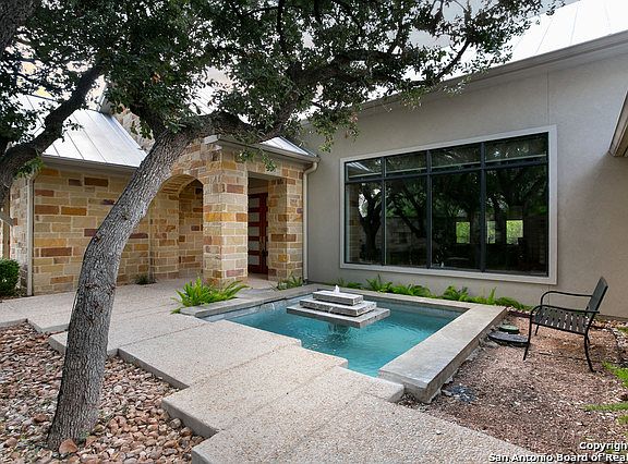 3rd image of 6 Oak Hill Pl