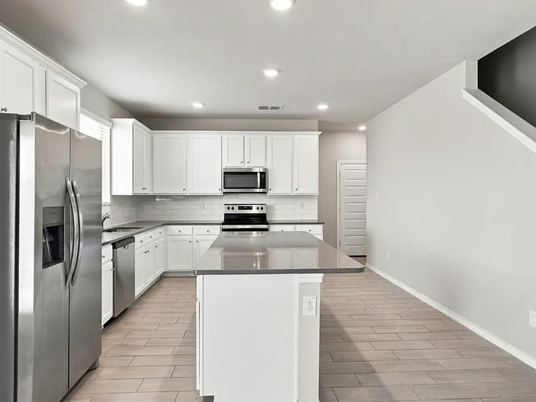 944 Ravenwood Ln — Photo 19
