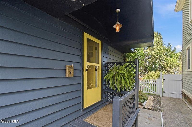 4th image of 525 Mercer Street
