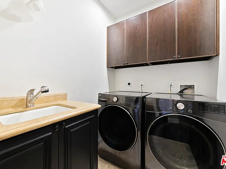 458 N Flores St — Photo 22