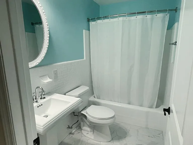 Main hallway bath with tub