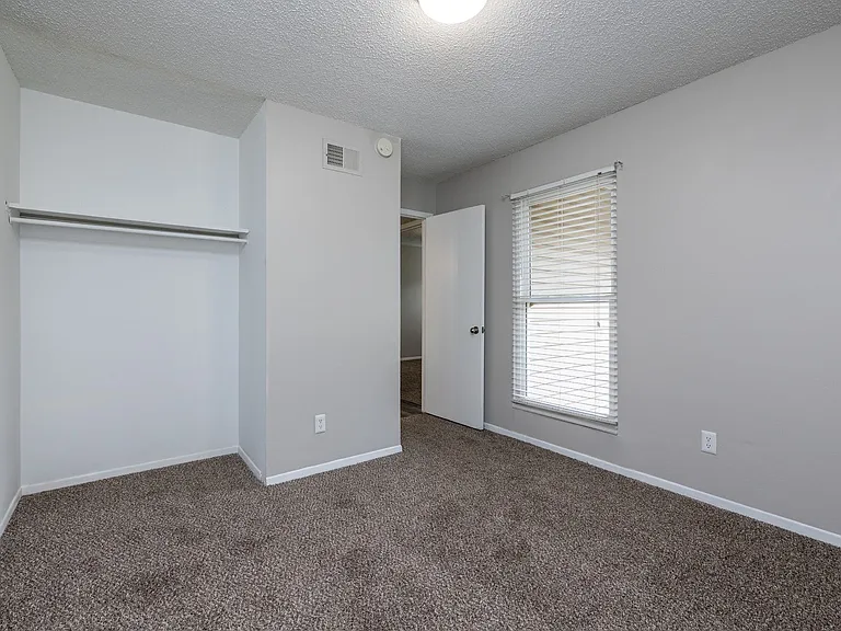 Emerald Hills Apartments — Photo 14