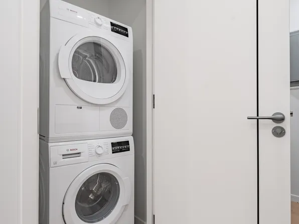 11-52 44th Drive image 6 of 9